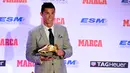 Penyerang Real Madrid, Cristiano Ronaldo berpose dengan sepatu emas keempatnya di Madrid, Spanyol, Selasa (13/10). Ronaldo kembali menerima Golden Boot dan merupakan gelar keempat bagi dirinya setelah mencetak 48 gol. (AFP PHOTO/JAVIER Soriano)