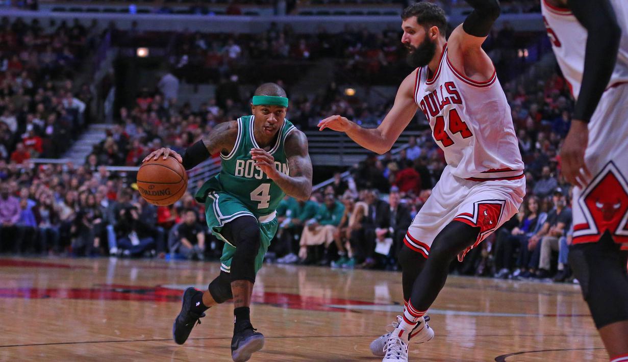 Boston Celtics guard, Isaiah Thomas #4 menggiring bola melewati Chicago Bulls forward, Nikola Mirotic #44  pada laga NBA di United Center, Chicago, Jumat (28/10/2016) WIB.  (Reuters/Dennis Wierzbicki-USA TODAY Sports)
