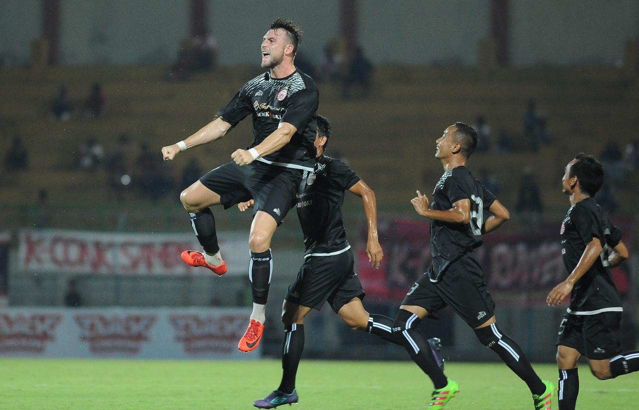 Striker Persija Jakarta asal Kroasia, Marko Simic, sukses mencetak gol saat menghadapi Madura United di Suramadu Cup yang digelar di Stadion Gelora Bangkalan, Senin (8/1/2018). Madura United dan Persija bermain imbang 2-2. (Dok. Persija Jakarta)