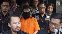 Ekspresi pelaku ujaran kebencian, Arseto Suryoadji Pariadji di Polda Metro Jaya, Jakarta, Jumat (30/3). Arseto ditangkap lantaran diduga memfitnah undangan pernikahan putri Presiden Jokowi, Kahiyang Ayu, dijual Rp 25 juta. (Liputan6.com/Herman Zakharia)