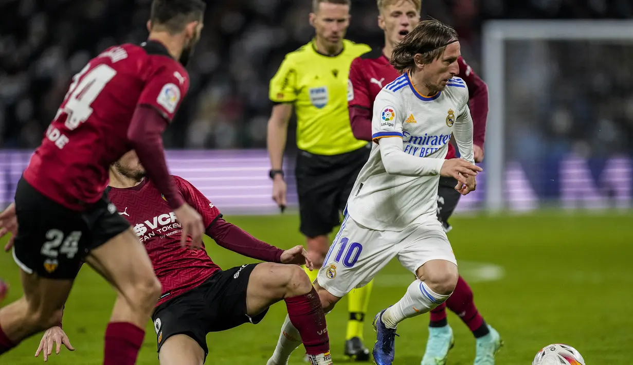 Real Madrid sebagai tuan rumah tampil dominan dalam keseluruhan laga. Luka Modric dan kawan-kwan mencatatkan penguasaan bola mencapai 67,3 persen berbanding 32,7 persen milik Valencia. (AP/Bernat Armangue)