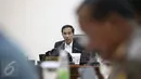 Presiden Jokowi saat memimpin rapat terbatas bersama Menteri Kabinet Kerja di Kantor Presiden, Jakarta, Rabu (15/3). Rapat tersebut membahas mengenai penanggulangan aksi penyelundupan di Indonesia (Liputan6.com/Faizal Fanani) 