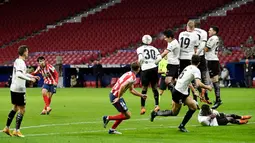 Pemain Atletico Madrid, Joao Felix, melepaskan tendangan saat melawan Valencia pada laga Liga Spanyol di Stadion Wanda Metropolitano, Minggu (24/1/2021). Atletico Madrid menang dengan skor 3-1. (AFP/Pierre Philippe Marcou)