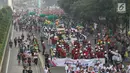 Ribuan peserta Parade Asian Games 2018 melintasi Jalan MH Thamrin, Jakarta, Minggu (15/5). Kegiatan Parade Asian Games yang ke 18 di buka oleh Wakil Presiden Republik Indonesia Muhammad Yusuf Kalla. (Liputan6.com/Arya Manggala)