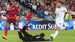 Italia memperoleh peluang pada menit ke-12 saat sepakan Ciro Immobile masih mampu diblok kiper Swiss Yann Sommer, bahkan bola rebound yang didapatkan Lorenzo Insigne juga mampu diamankan Yann Sommer. (Foto: Keystone via AP/Jean-Christophe Bott)