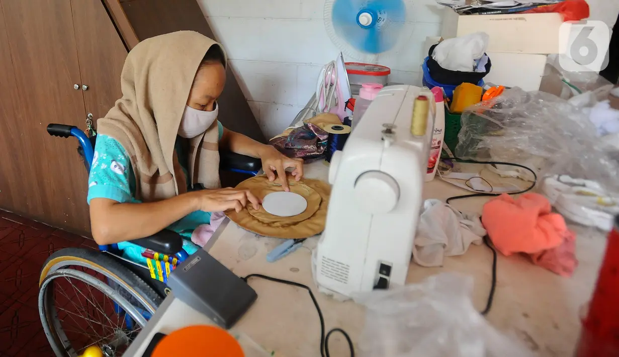 Mereka mendapatkan pelatihan menjahit, membuat perabot kayu, dan lain-lain yang pendanaannya berasal dari para donatur dan penjualan hasil produksinya. (merdeka.com/Arie Basuki)