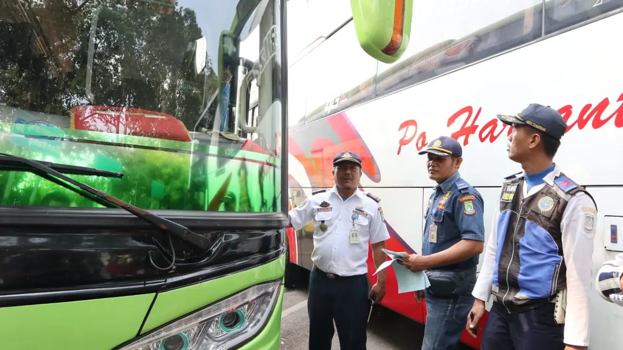 Dinas Perhubungan (Dishub) Kota Tangerang lakukan ramp check atau tes kelaikan angkutan kendaraan mudik di Terminal Poris Plawad Tangerang, Selasa (28/5/2019). (Liputan6/Pramitha)