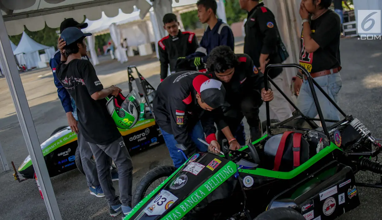 Mahasiswa mengecek kondisi Mobil listrik sebelum dipertandingan dalam ajang pameran IIMS 2019 di JIExpo Kemayoran, Jakarta, Kamis (25/4). Kompetisi yang di ikuti berbagai kampus di Indonesia tersebut untuk mengembangkan kemampuan anak bangsa di bidang teknologi otomotif. (Liputan6.com/Faizal Fanani)