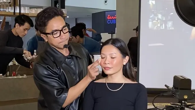 Perempuan Sedang Makeup