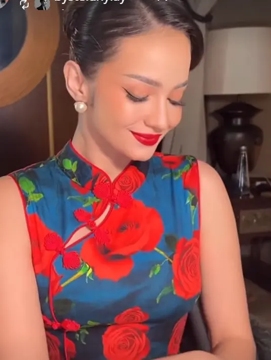 Lengkapi tampilan oriental, rambut Enzy ditata updo dengan belahan pinggir khas bangsawan Tiongkok. [@enzystoria]