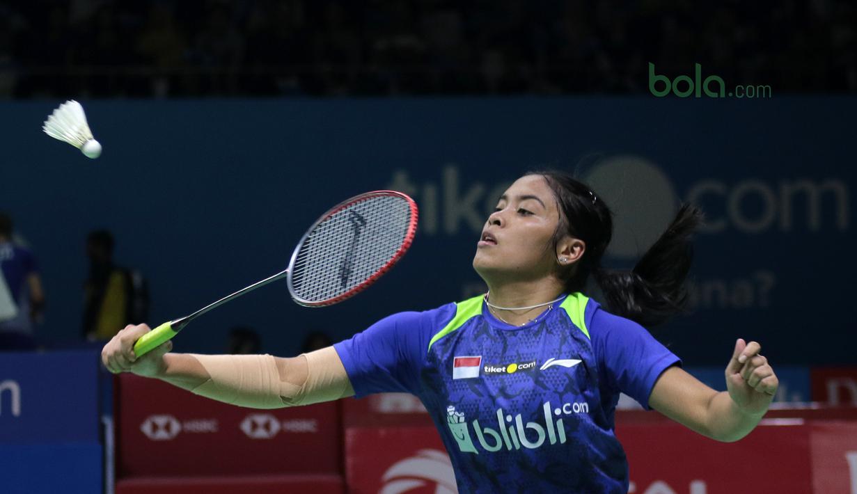 Ekspresi Gregoria Mariska saat mengembalikan kok ke arah Ratchanok Intanon pada babak kedua tunggal putri Indonesia Open 2018 di Istora Senayan, Jakarta, (5/6/2018). Ratchanok Intanon menang 21-11 17-21 21-14. (Bola.com/Nick Hanoatubun)