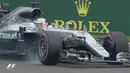 Pebalap Mercedes, Lewis Hamilton, akan start pertama setelah menjadi yang tercepat dalam kualifikasi F1 GP Kanada, Sabtu (11/6/2016) atau Minggu (12/6/2016) dini hari WIB. (Bola.com/Twitter/F1)  