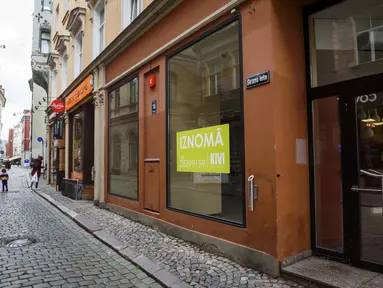 Sebuah tanda "disewa" tergantung di jendela sebuah kafe di Riga, Latvia, pada hari pertama lockdown selama satu bulan, Kamis (21/10/2021). Pemerintah Latvia kembali menerapkan lockdown mulai 21 Oktober sampai 15 November 2021 menyusul kenaikan kasus COVID-19. (Gints Ivuskans / AFP)