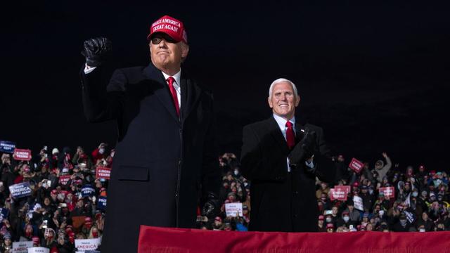 Presiden Donald Trump dan Wakil Presiden Mike Pence tiba untuk rapat umum kampanye di Bandara Cherry Capital, Senin, 2 November 2020, di Traverse City, Mich.