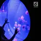 Pengunjung melihat ubur-ubur di Wahana Jellyfish Sphere di SeaWorld Ancol, Jakarta, Selasa (25/12). Sea World menjadi tempat wisata alternatif warga menghabiskan libur Natal 2018. (Liputan6.com/Faizal Fanani)