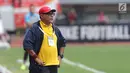 Pelatih Borneo FC, Iwan Setiawan saat mendampingi timnya di Stadion Patriot Candrabhaga, Bekasi, Rabu (20/9). Dua tahun lalu, Iwan pernah melontarkan psywar sebelum menghadapi Persib di semifinal Piala Presiden 2015. (Liputan6.com/Helmi Fithriansyah)