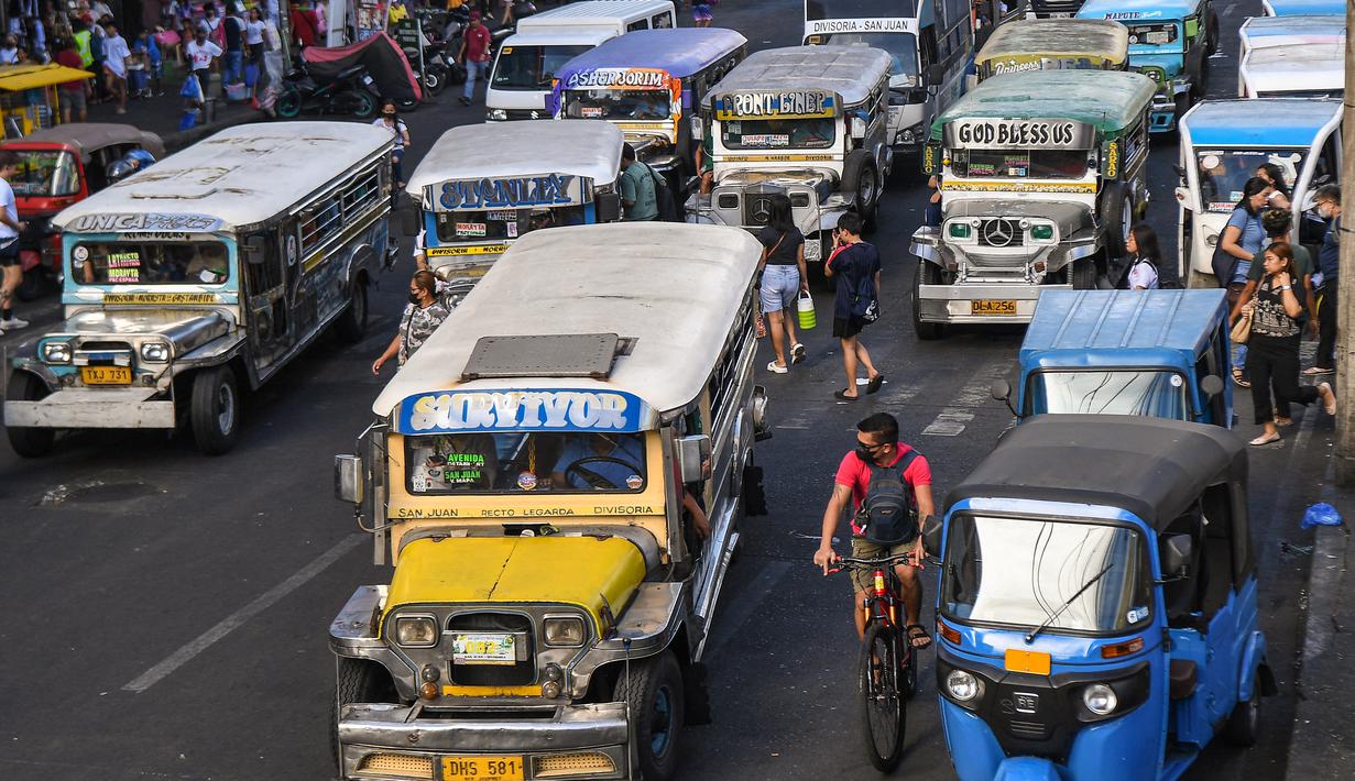 Dalam foto yang diambil pada tanggal 5 April 2024 ini, jeepney melakukan perjalanan di sepanjang jalan di Manila. (Ted ALJIBE / AFP)