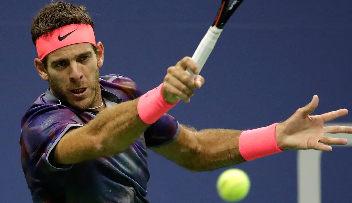 Petenis Argentina, Juan Martin del Potro berselebrasi setelah mengalahkan petenis Swiss, Roger Federer pada perempat final AS Terbuka 2017 di New York, Rabu (6/9). Del Potro secara mengejutkan mengalahkan Federer dalam empat set. (AP Photo/Kathy Willens)