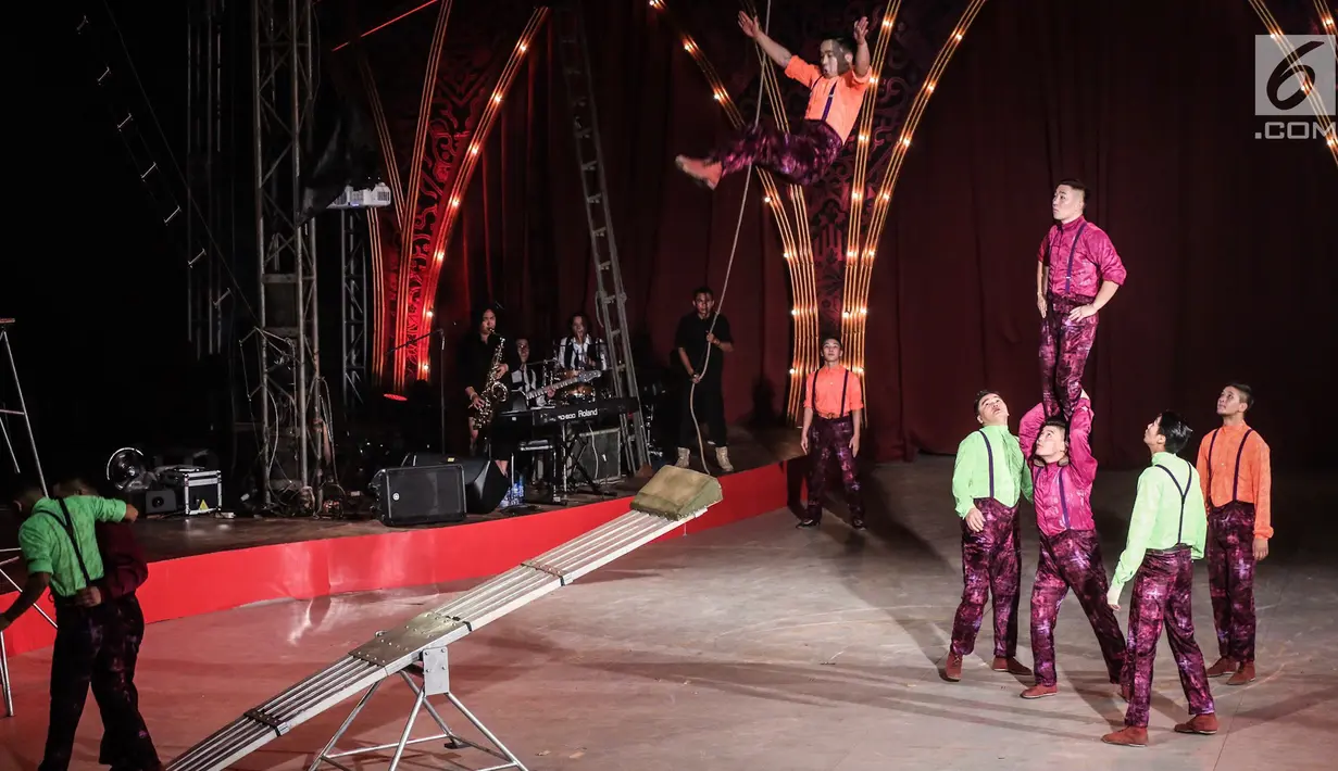 Pemain Oriental Circus Indonesia menunjukkan akrobat dalam The Great 50 Show di GBK, Senayan, Jakarta, Jumat (14/12). Pertunjukan sirkus hari pertama ini merupakan kolaborasi antara sirkus modern dan tradisional. (Liputan6.com/Fery Pradolo)