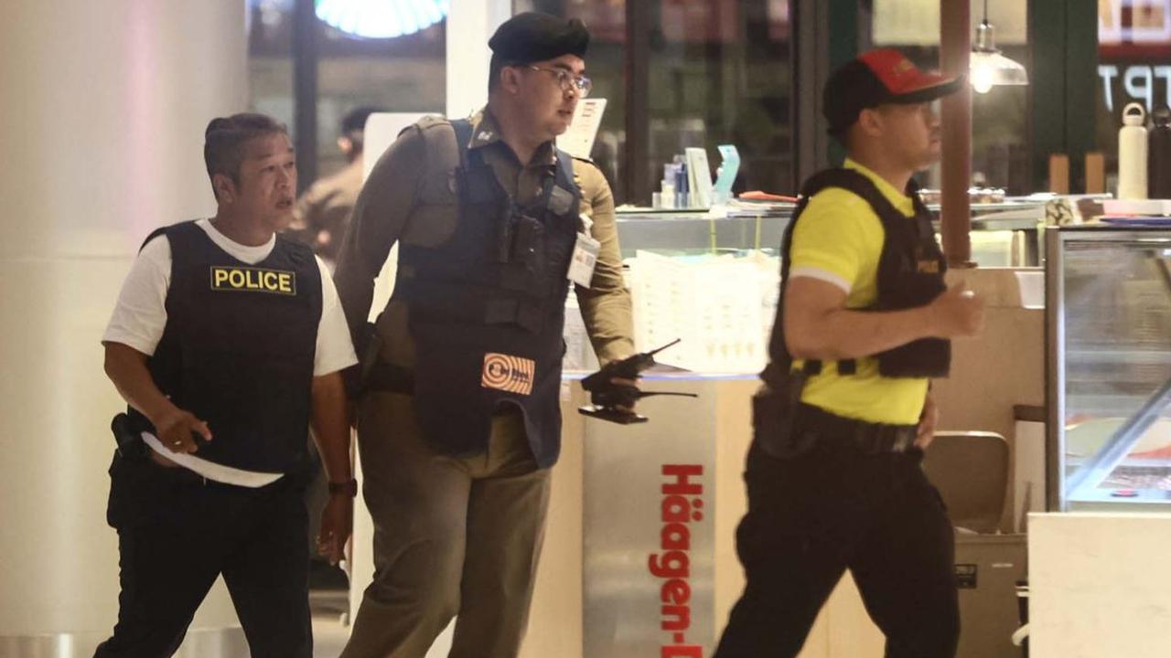 Insiden penembakan massal terjadi di Siam Paragon, sebuah mall mewah di Ibu Kota Bangkok, Thailand, pada Selasa (3/10/2023). Kejadian tersebut dilaporkan menewaskan sebanyak 3 orang dan melukai 4 lainnya.