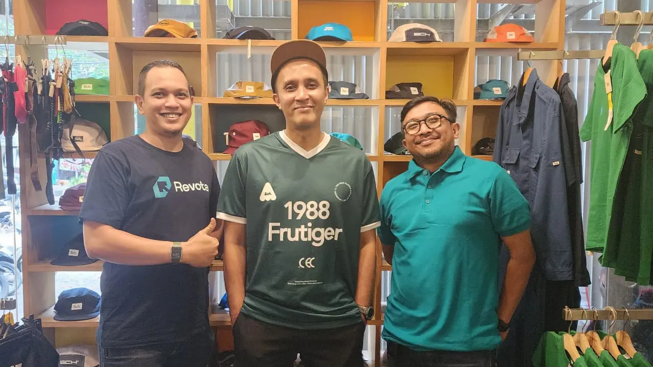 CEO Revota Benny Sudaryanto, pendiri Ouval Research (SCH) Rizky Yanuar, dan CMO Revota Ruby Agustrianto.