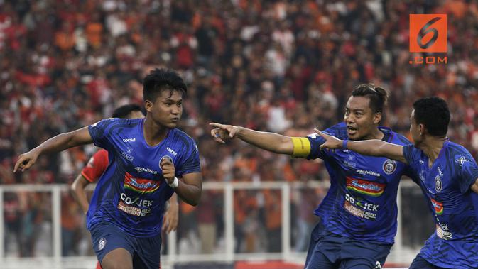 Ahmad Nur Hardianto saat selebrasi bersama tim Arema setelah menjebol gawang Persija di SUGBK, Jakarta (3/8/2019). (Bola.com/Yoppy Renato)