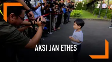 Presiden Joko Widodo singgah di Istana Kepresidenan Gedung Agung Yogyakarta. Disana ia mengajak cucunya Jan Ethes bermain. Jan Ethes sempat meladeni pertanyaan para wartawan.