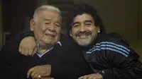 Ayah Maradona, Don Diego (kiri) meninggal dunia