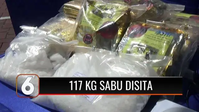 Polda Riau bersama Bea dan Cukai mengungkap jaringan narkoba internasional asal Malaysia. Sebanyak 13 tersangka ditangkap dengan barang bukti 117 kilogram sabu dan 1.000 butir pil ekstasi.