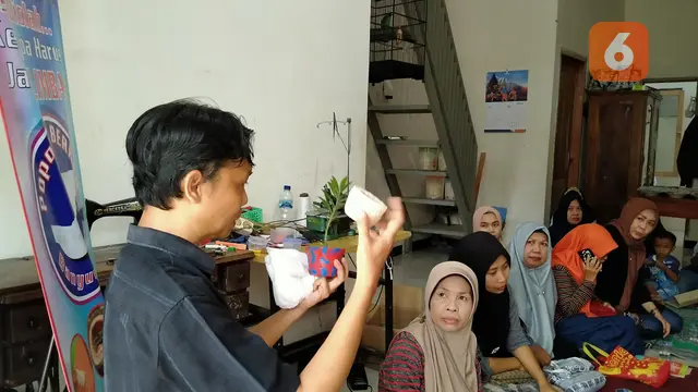Chorul Anwar melakukan sosialisasi terkait daur ulang popok bayi kepada masyarakat. (Hermawan Arifianto/Liputan6.com)