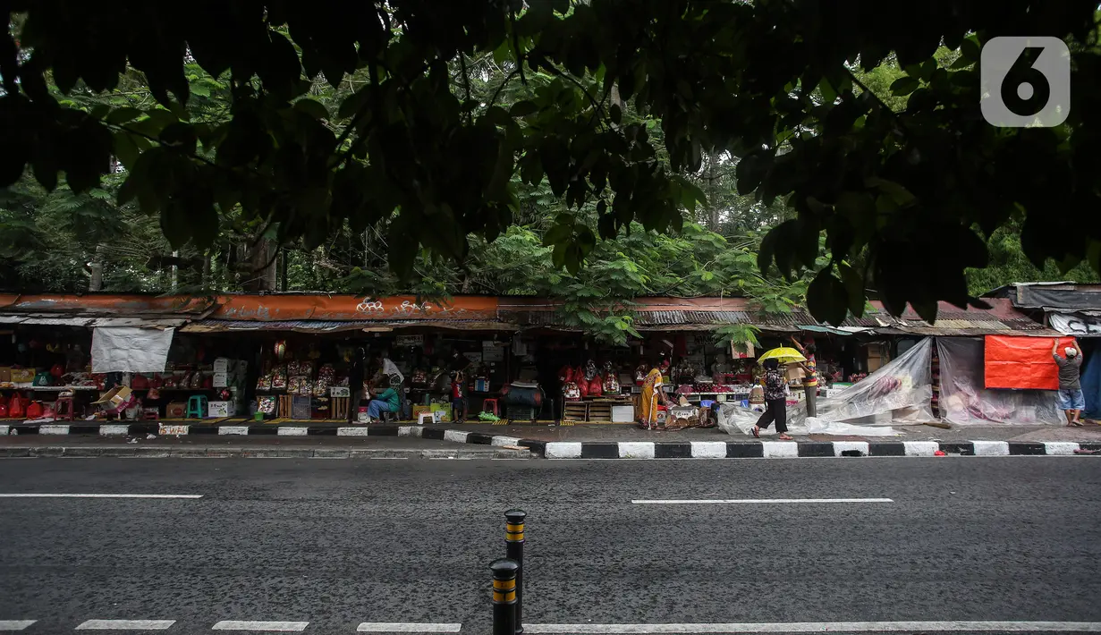 Suasana penjual parcel buah dan vitamin di Jalan Barito, Jakarta, Minggu (11/7/2021).  Peningkatan omset disebabkan oleh banyaknya warga yang melakukan isolasi mandiri dan menjadikan buah sebagai sumber asupan vitamin C. (Liputan6.com/Johan Tallo)