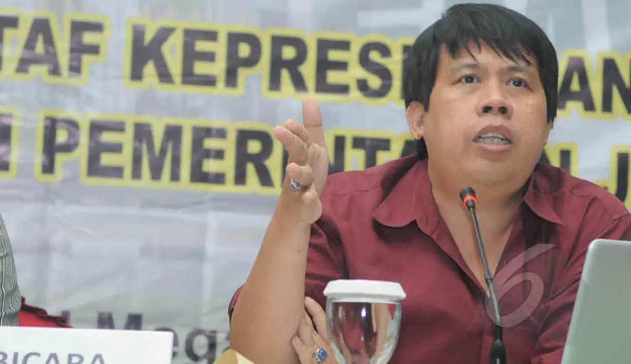 Pengamat Anggaran Politik Uchok Sky Khadafi saat menjadi pembicara dalam diskusi bertajuk 'Pembubaran Unit Staf Kepresidenan' di Jakarta, Senin (2/2). (Liputan6.com/Herman Zakharia)