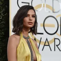 Acara bergengsi Golden Globe Awards 2017 kembali digelar pada 8 Januari lalu. Dihadiri para aktor dan aktris papan atas Hollywood, terlihat juga Emily Ratajkowski di lokasi itu. Namun ia harus menanggung malu karena sebuah kejadian. (AFP/Bintang.com)
