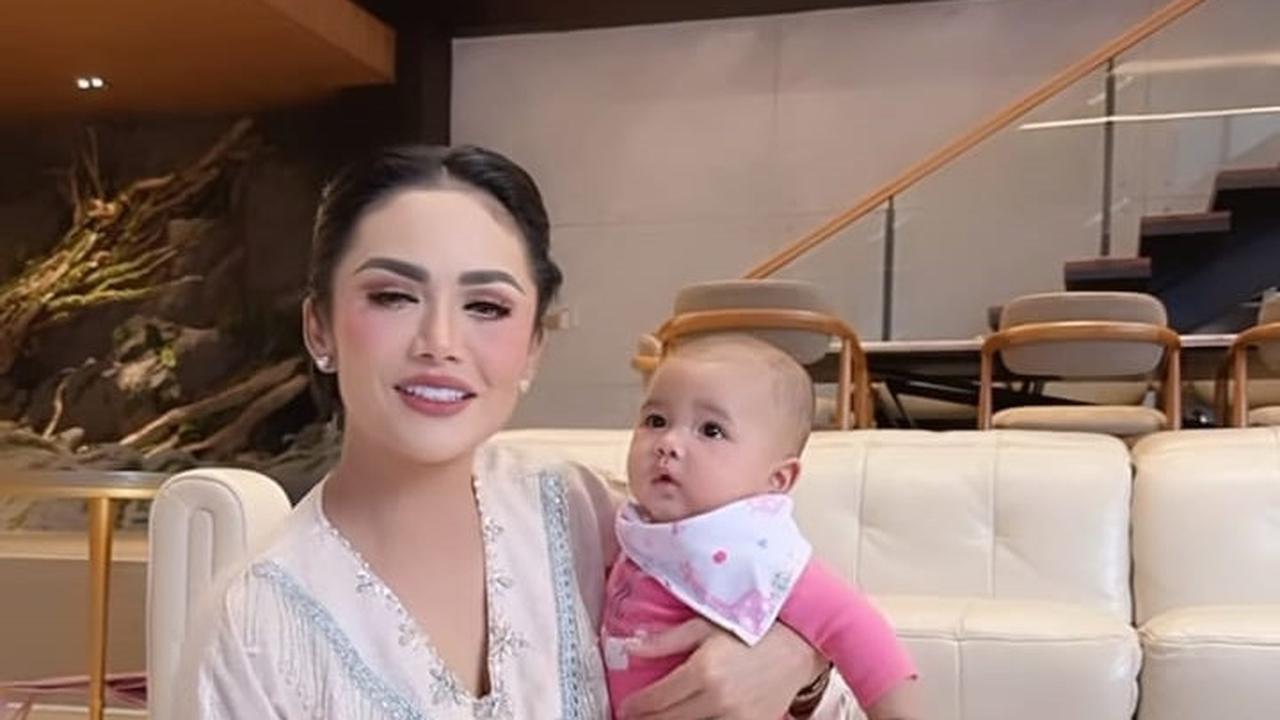 Potret Kris Dayanti Momong Baby Azura yang Kini Sudah Genap Berusia 4 Bulan, Nenek dan Cucu Cantiknya 11 12