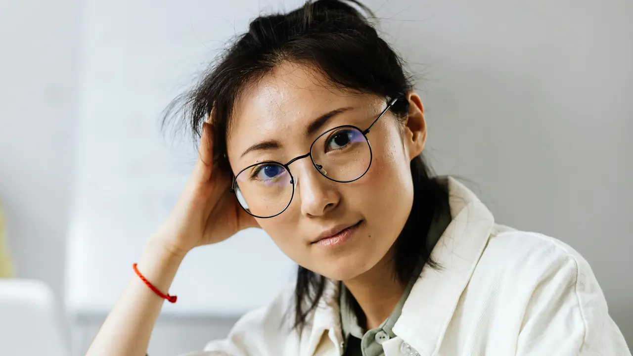 perempuan bekerja mandiri bahagia dewasa