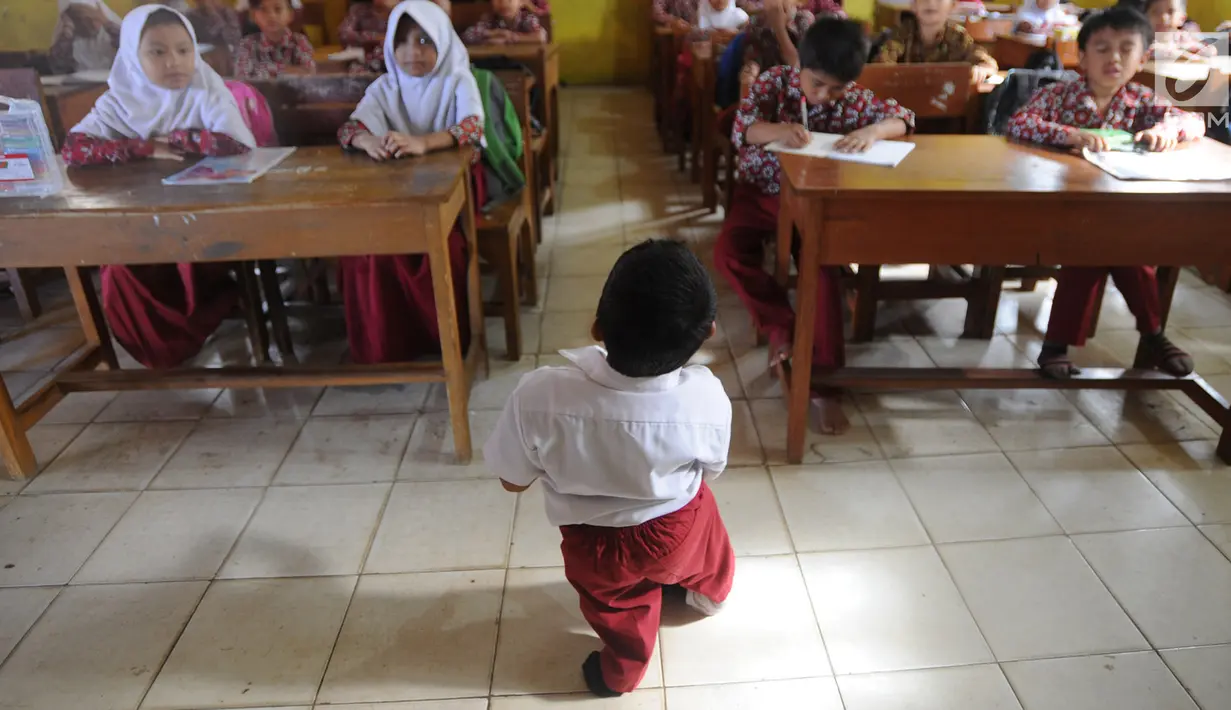 Mukhlis Abdul Holik (8) mengikuti kegiatan belajar di SDN 10 Cibadak Sekarwangi, Sukabumi, Kamis (15/11). (Merdeka.com/Arie Basuki)