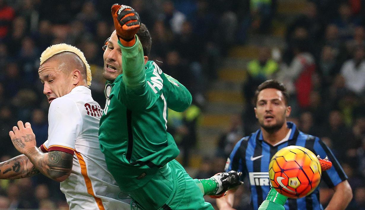 Kiper Internazionale, Samir Handanovic melakukan duel dengan pemain AS Roma, Radja Nainggolan pada laga Serie A di Stadion San Siro, Itali, Sabtu (31/10/2015). (EPA/Mateo Bazzi)