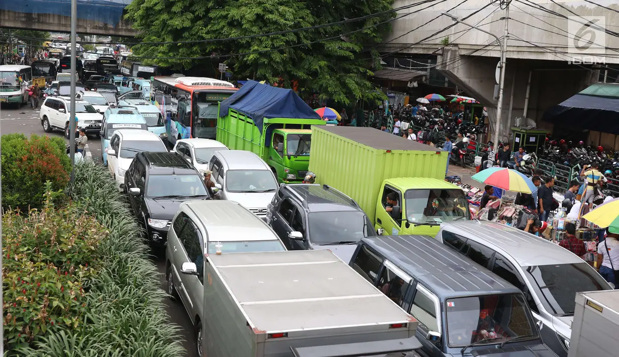Kondisi arus lalu lintas yang terlihat semrawut di kawasan Tanah Abang, Jakarta, Sabtu (23/12). Penataan kawasan Stasiun Tanah Abang, Jakarta Pusat, dianggap sejumlah warga khususnya pengendara memperparah kemacetan. (Liputan6.com/Angga Yuniar)