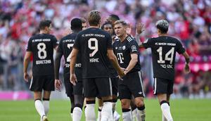 Pemain Bayern Munich Harry Kane merayakan gol bersama rekan setimnya dalam laga persahabatan antara&nbsp;melawan Tottenham Hotspur di Allianz Arena, Munich, Jerman, Kamis, 7 Agustus 2025. (Sven Hoppe/dpa via AP)