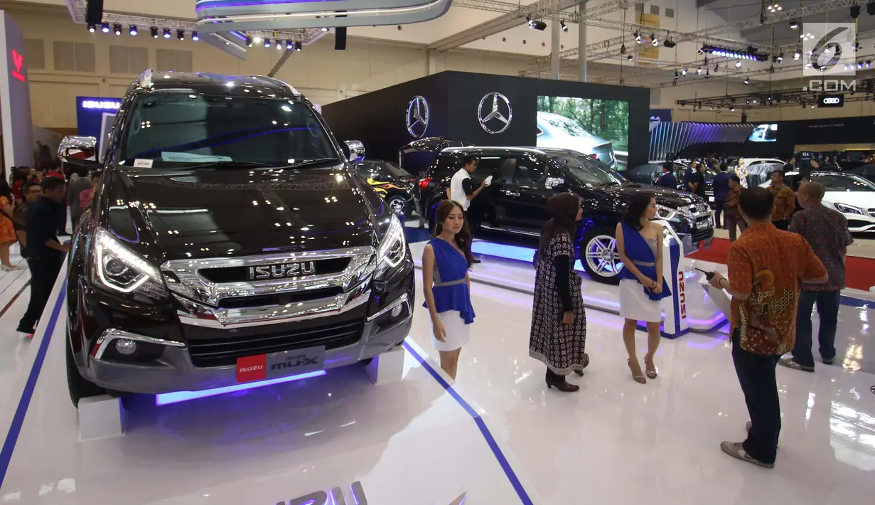 Mobil terbaru yang di pamerkan dalam ajang GIIAS 2017 di ICE BSD City, Tangerang, Banten, Kamis (10/8). Pemerintah pun berharap iklim perekonomian dan industri mampu lebih bergairah dengan adanya GIIAS tahun ini. (Liputan6.com/Angga Yuniar)
