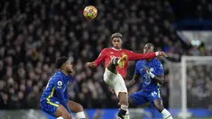 Penyerang Manchester United, Marcus Rashford mengumpan bola dari kawalan dua pemain Chelsea Reece James, dan Trevoh Chalobah selama pertandingan lanjutan Liga Inggris di di stadion Stamford Bridge, London, Senin (29/11/2021). Chelsea bermain imbang atas MU 1-1. (AP Photo/Kirsty Wigglesworth)