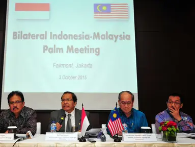 Menko Maritim, Rizal Ramli (tengah) memberikan keterangan saat konpres di Jakarta, Sabtu (3/10/2015). Pemerintah Indonesia bersama Pemerintah Malaysia sepakat membentuk organisasi kelapa sawit. (Liputan6.com/Helmi Afandi)