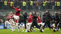 Para pemain AC Milan merayakan kemenangan atas Inter Milan pada pertandingan sepak bola Liga Italia di Stadion San Siro, Milan, Italia, 5 Februari 2022. AC Milan menang 2-1. (AP Photo/Antonio Calanni)