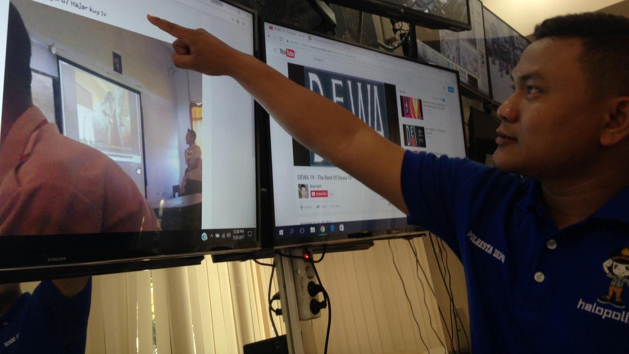 Pelajar nonton film porno di kelas