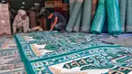 Pekerja mengecek karpet masjid pesanan pembeli di sebuah toko di kawasan Tanah Abang, Jakarta, Kamis (16/3/2023). (Liputan6.com/Angga Yuniar)