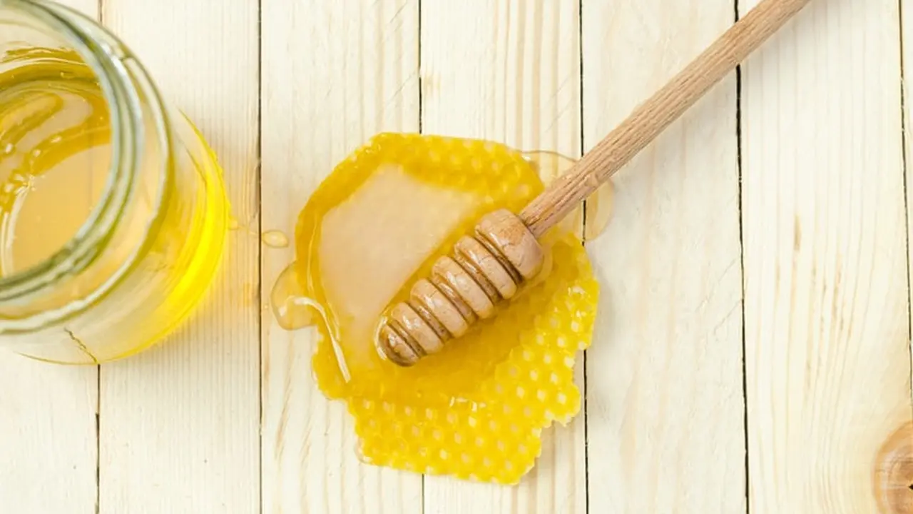 Menggunakan Masker Madufi