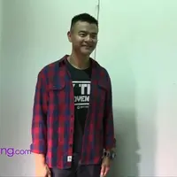 Travelling ke daerah pelosok Indonesia, membuat Dion Wiyoko dan teman-teman harus beradaptasi dengan budaya daerah tersebut. Uniknya, Dion pernah memakan Ulat Pohon Hidup-hidup di sebuah daerah.