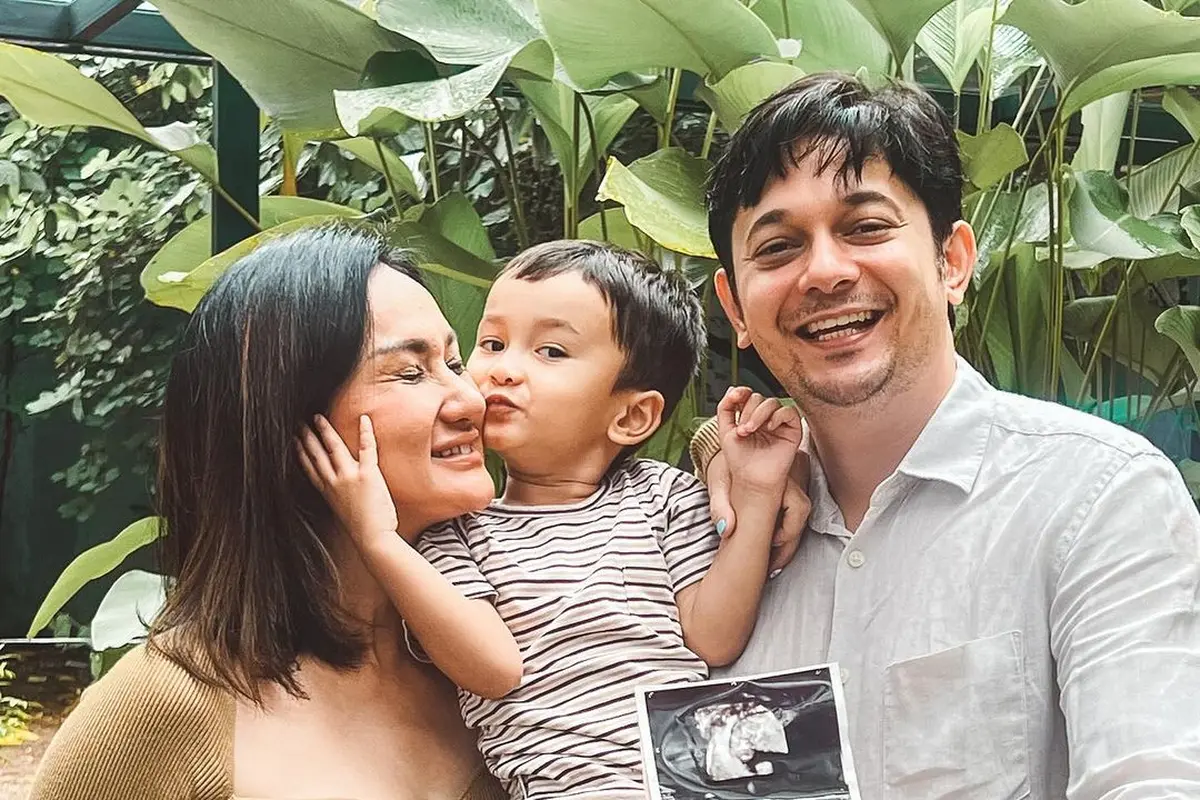 6 Potret Andrew Andika Umumkan Sang Istri Hamil Anak Kedua, Penuh Bahagia