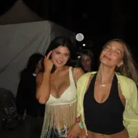 Hailey terlihat mengenakan atasan tank top hitam dipadukan outer warna neon serta kalungnya. [@kyliejenner]