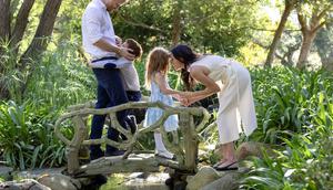 Menghan membagikan foto bersama keluarganya di Instagram (dok. Tangkapan layar @meghan/https://www.instagram.com/p/DScx9WAEX8D/?igsh=YXcwdWRnNWY1YWNy/faqihnuriman)